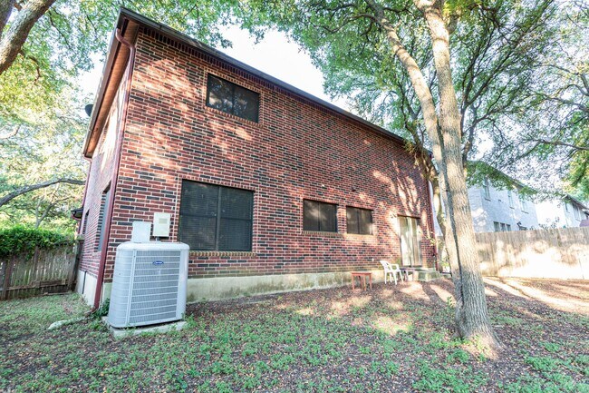 Building Photo - Spacious 4BD/2.5BA Two-Story Home with Lar...