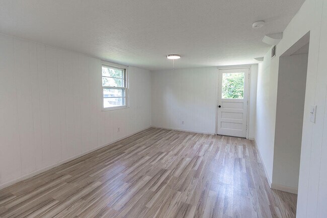 Building Photo - 100 W Leslie Ln