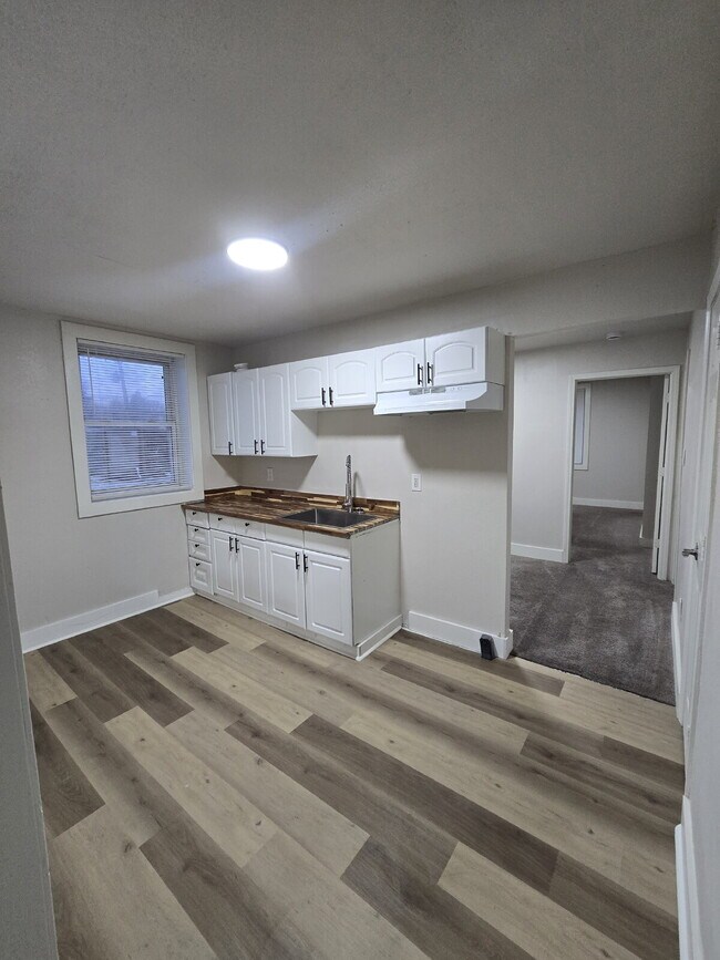 Building Photo - "Charming 1-Bed Haven with Off-Street Parking in Powell’s Prime Location!"