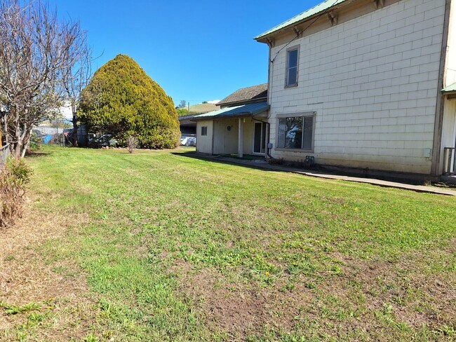 Building Photo - 4 plus bedroom on double lot