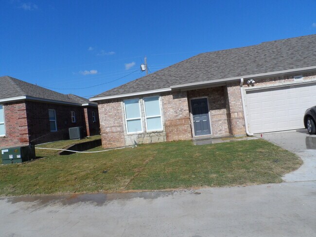 Primary Photo - 1208 Country Club Rd