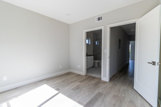 Building Photo - 5132 Riverton Ave
