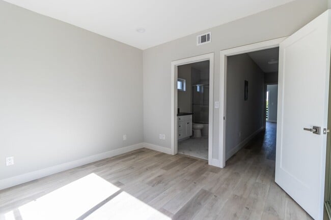 Building Photo - 5132 Riverton Ave