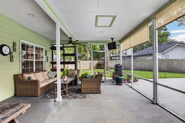 Building Photo - Pool Home