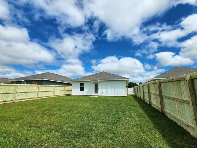Building Photo - New 3/2 with fenced yard in Foley