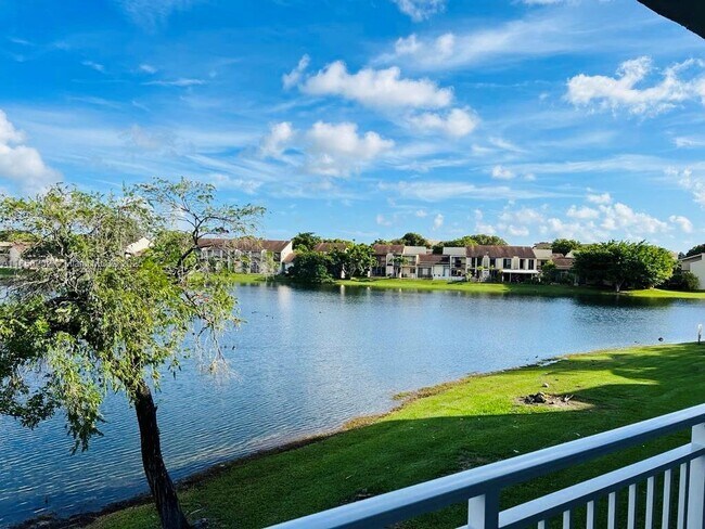 Building Photo - 9359 Fontainebleau Blvd