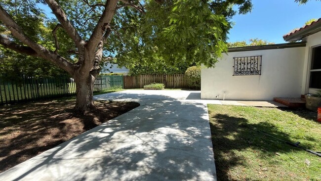 Building Photo - 175 SW 25th Rd