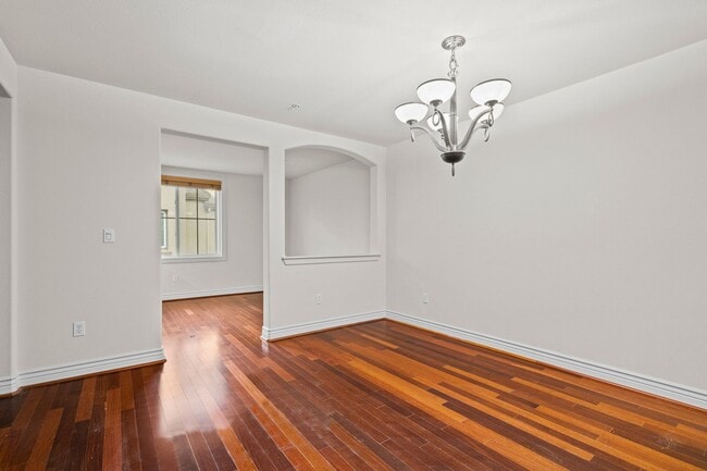 Building Photo - PRIVATE TOWNHOME NEAR DOWNTOWN STROLL TO E...