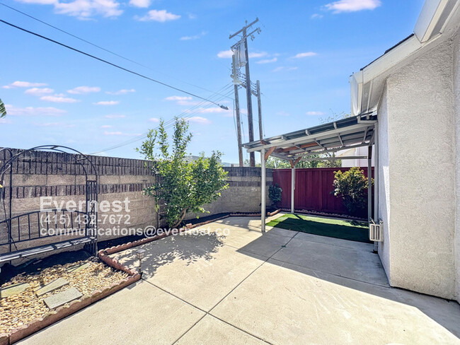 Building Photo - Gorgeous 3-Bedroom Home in a Prime Locatio...