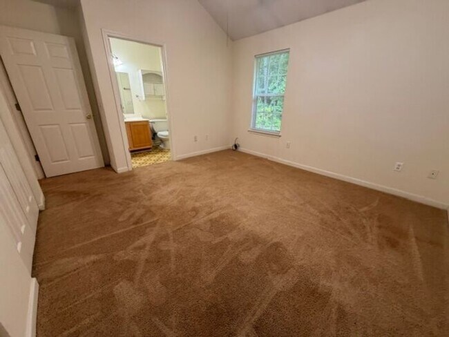Building Photo - Beautiful and spacious! Ready for move in!