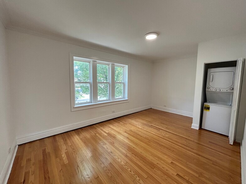 Building Photo - 3018 N Karlov Ave