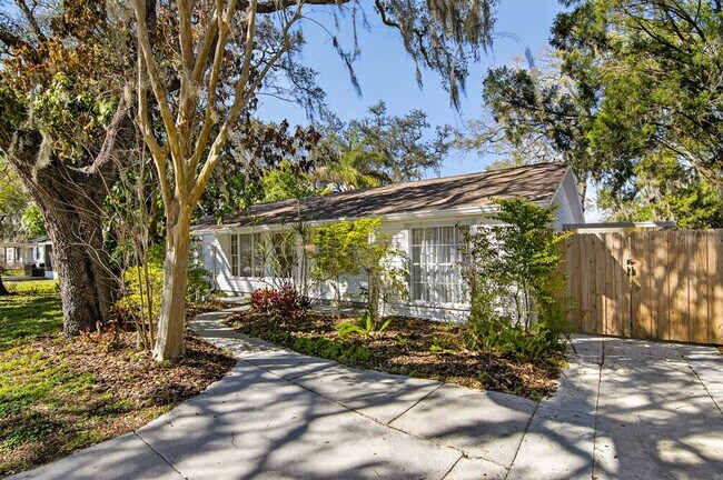 Building Photo - 815 W Lowry Ln