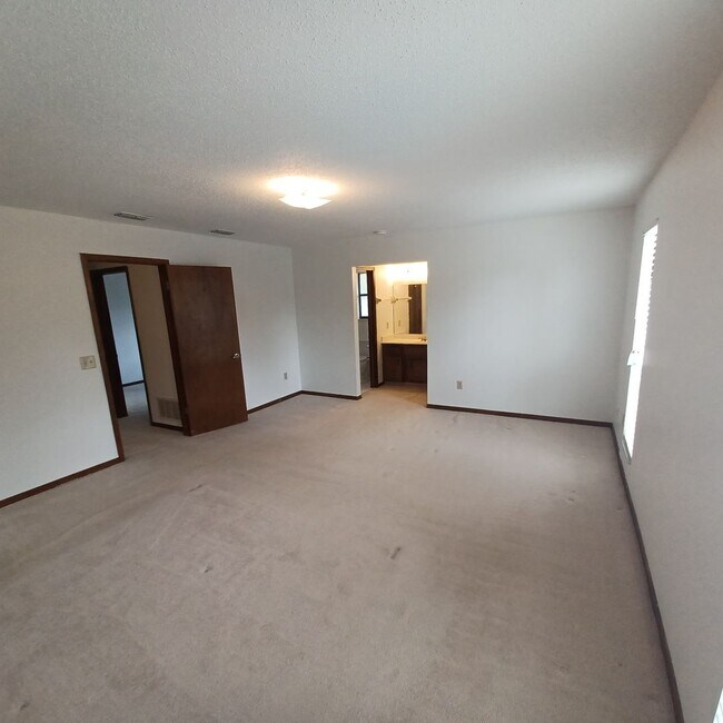 Building Photo - 2295 Foxwood Dr