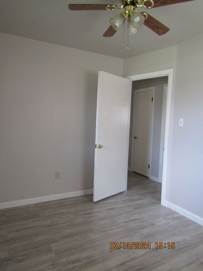 Building Photo - Freshly Painted/New Flooring Home!! Pets N...