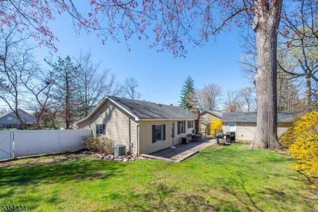 Building Photo - 53 Laurel Dr