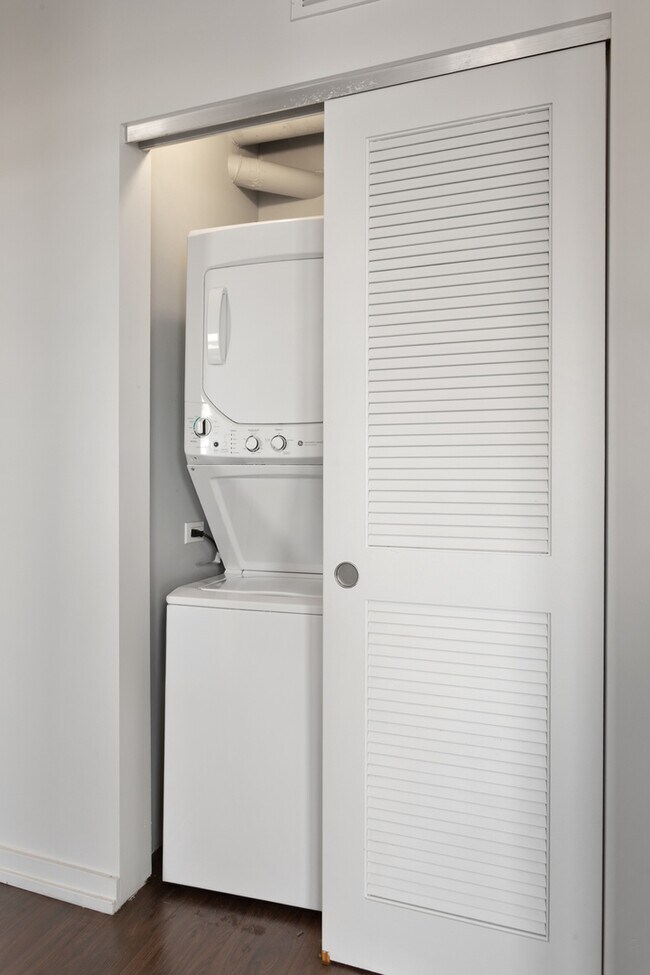 Building Photo - 1325 W Wilson Ave