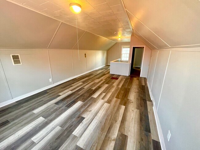 Building Photo - Charming 4bd. Tons of storage and 2 car garage!