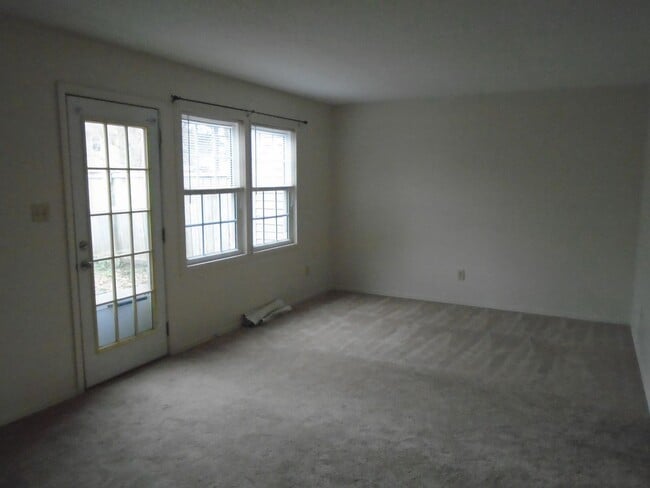Building Photo - Charming 3 bedroom 1 1/2 bath townhouse lo...