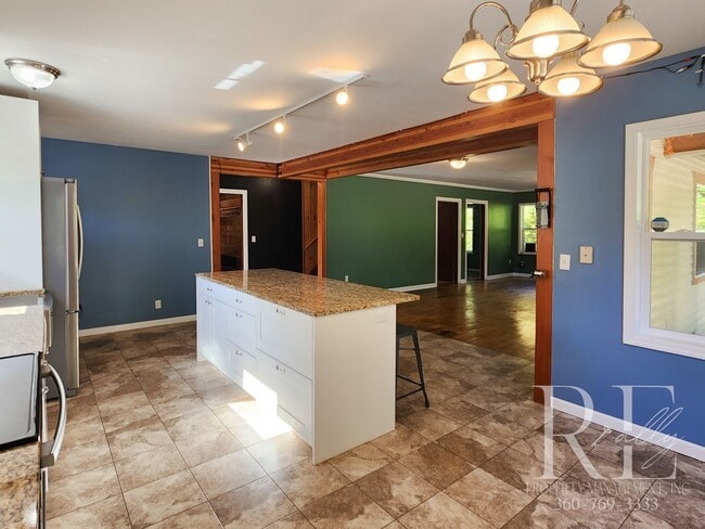 Building Photo - Charming Farmhouse in Town — Hobby Ready &...