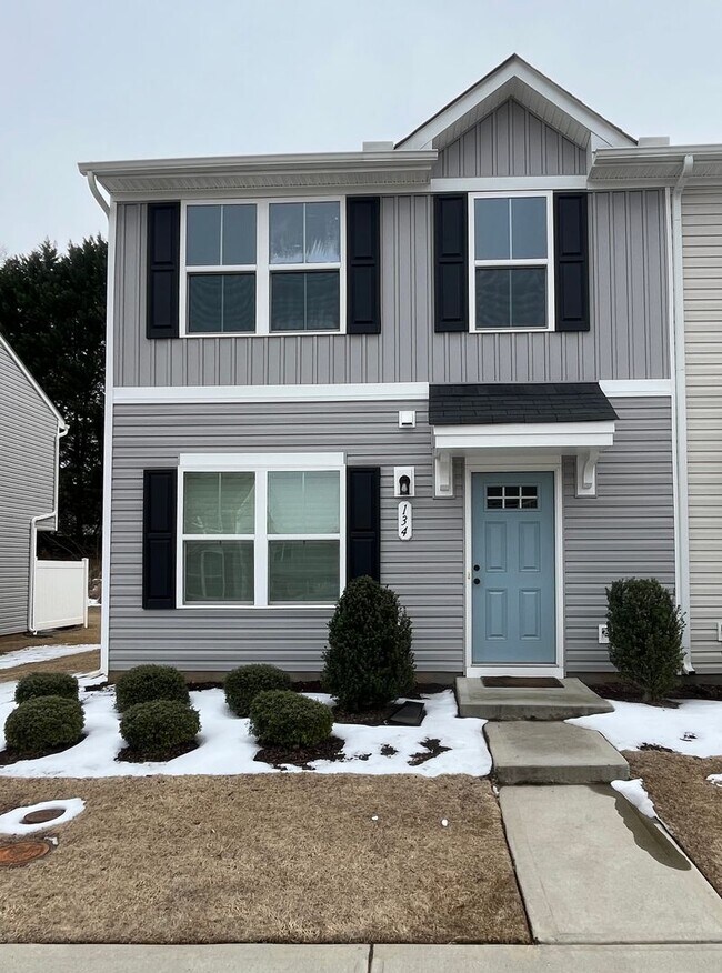 Building Photo - Spacious Townhome Located Minutes From Downtown Greenville!