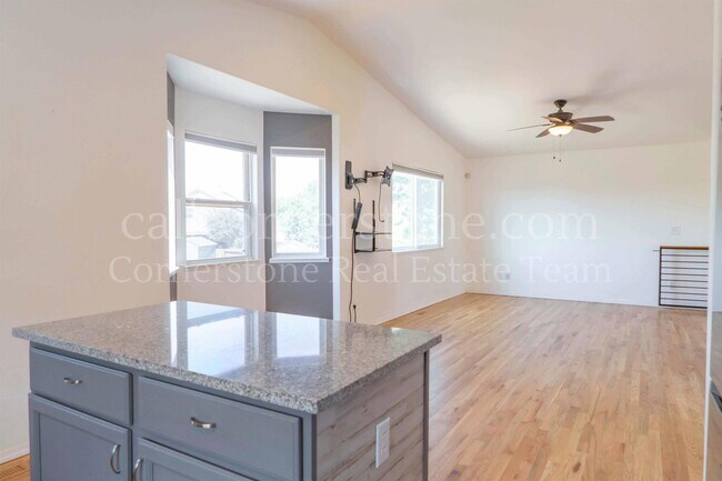 Building Photo - 743 Descendant Dr