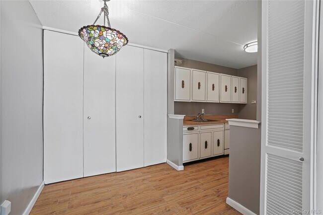 Building Photo - 200 High Point Dr