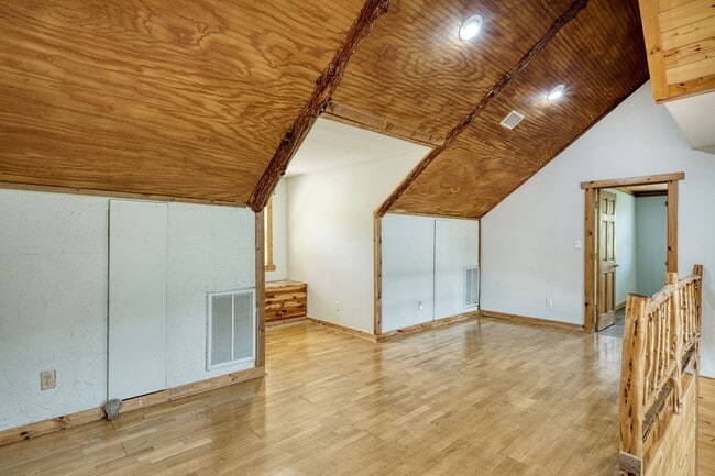 Building Photo - Custom Home with Separate Apartment