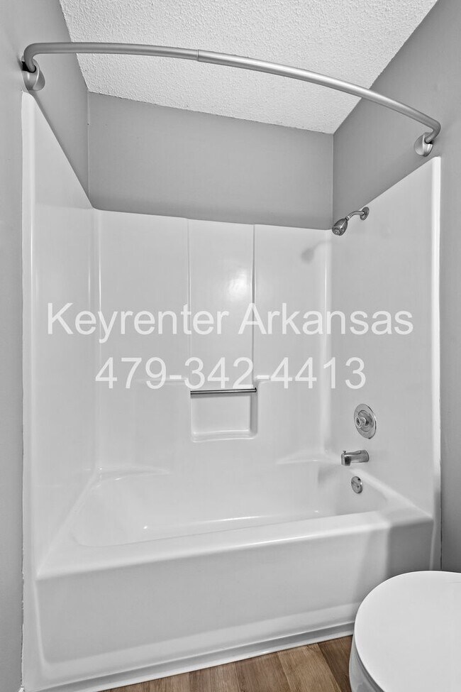 Building Photo - Newly Renovated Duplex in West Fayetteville!