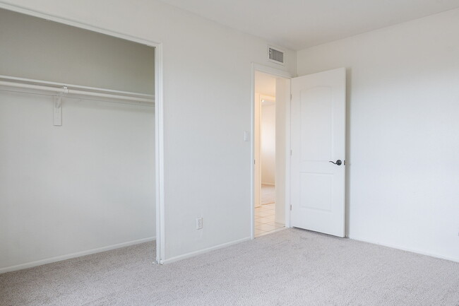 Building Photo - 2543 E Huntington Dr