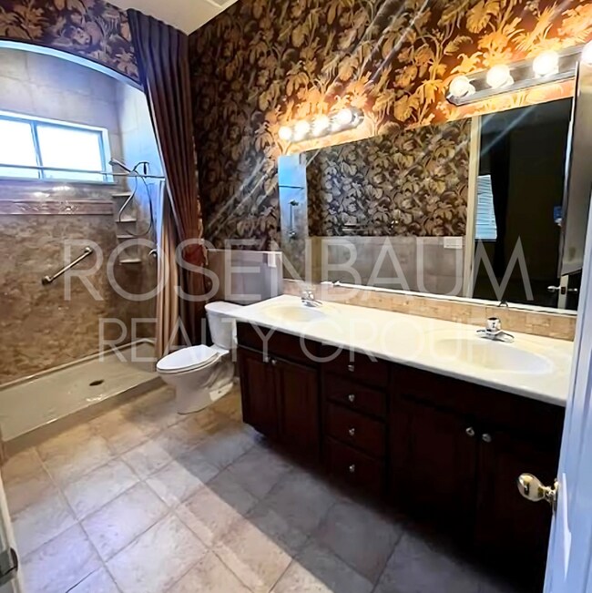Building Photo - Beautiful 3-bedrooms, 2-baths home in the ...