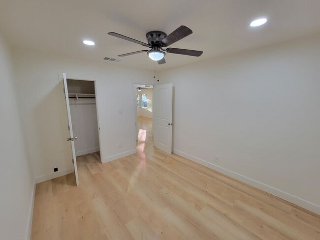 Building Photo - Renovated 3 Bed, 2 Bath 1122 Sqft front un...