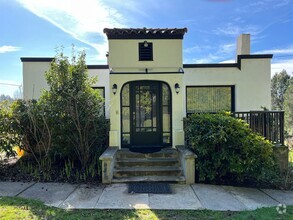 Building Photo - Spacious 3 bedroom, 2 Bath Farmhouse in NW...