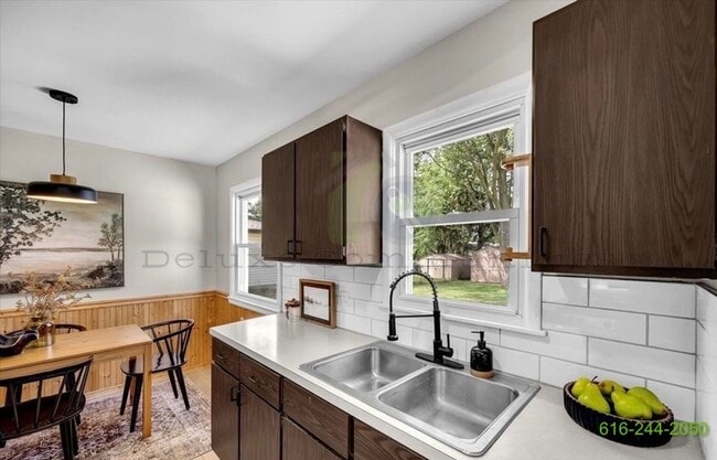Building Photo - Newly Remodeled 3 Bedroom Kentwood Home! S...