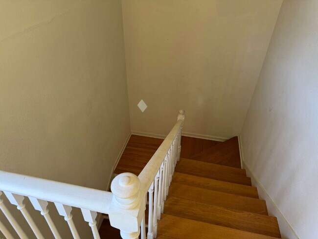 Building Photo - 327 E Rosewood Ave