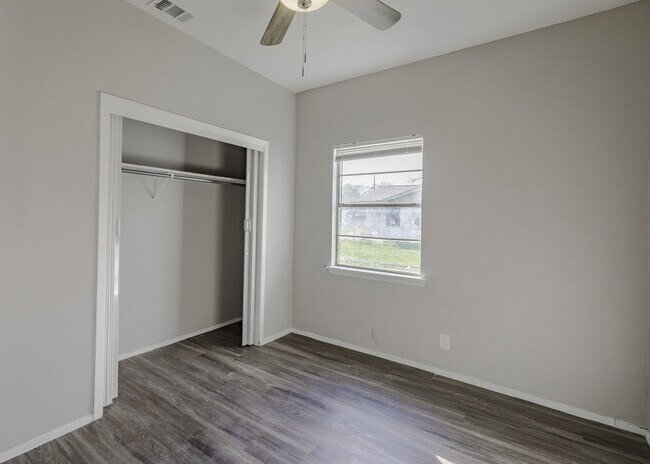 Building Photo - Dream Rental located minutes from Southtow...