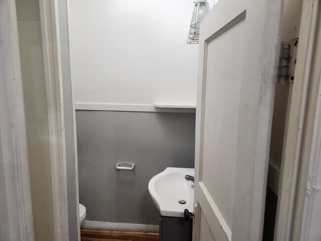 Building Photo - 8 E Railroad St