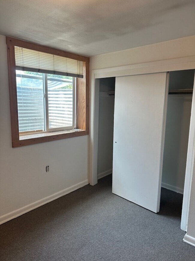 Building Photo - Hey Students.  3 bedroom Mid town off Stephens