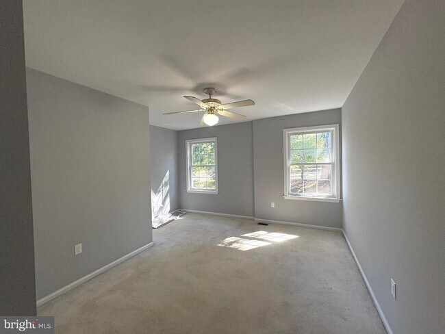 Building Photo - 902 Kirby Dr