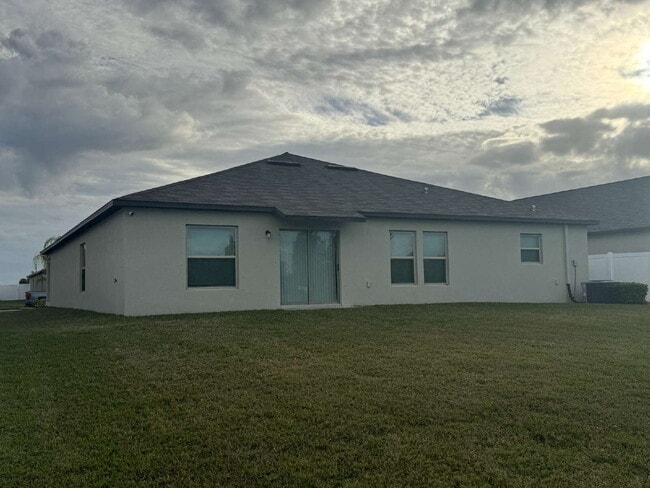 Building Photo - "Spacious 4-Bed Oasis with 2.5 Baths on Ra...