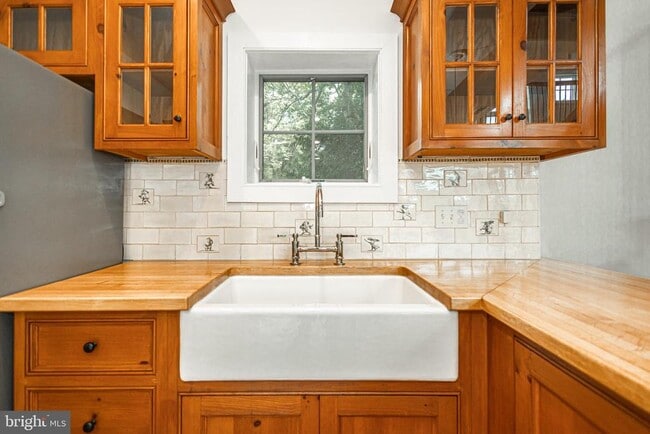 Building Photo - 6054 Honey Hollow Rd