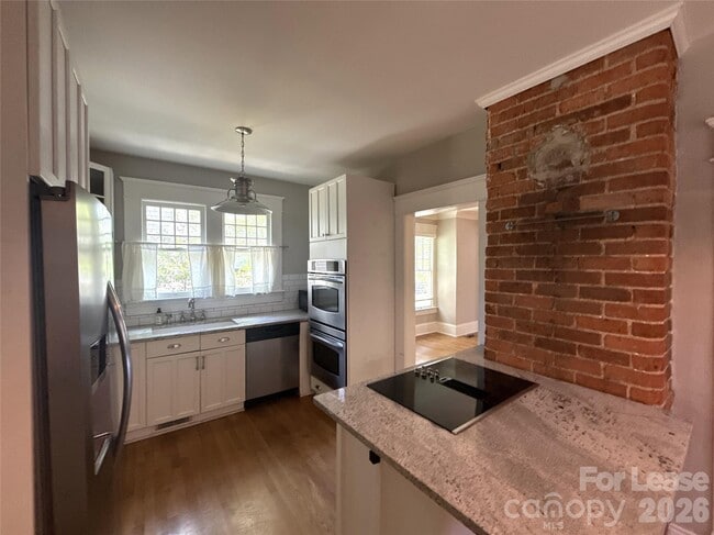 Building Photo - 421 Hawthorne Ln