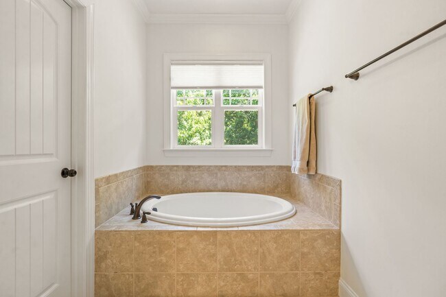 Building Photo - Convenient Carrboro Living in a Spacious 4 Bedroom Home