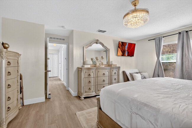 Building Photo - 1676 SW Mackey Ave