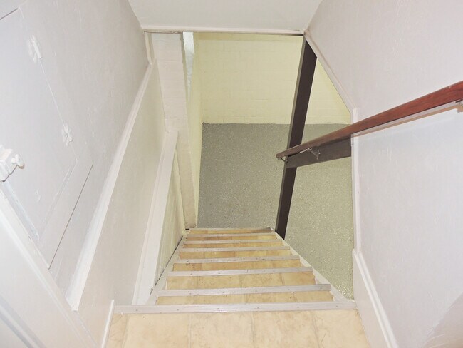 Building Photo - 3 Bedroom & 1 Full Bathroom Colonial for Rent!