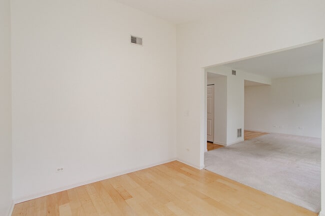 Building Photo - 1217 N Village Dr