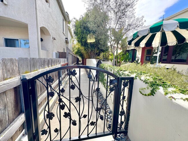 Building Photo - Cute North Park Bungalow! 2bd/1ba, 1 car garage, AC, W/D in-unit, fenced yard!