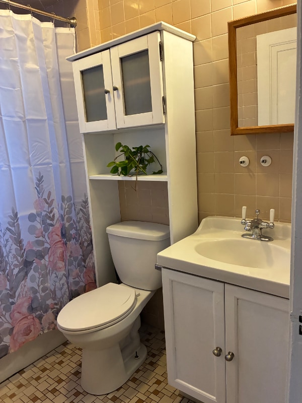 Building Photo - 255 Budlong Rd