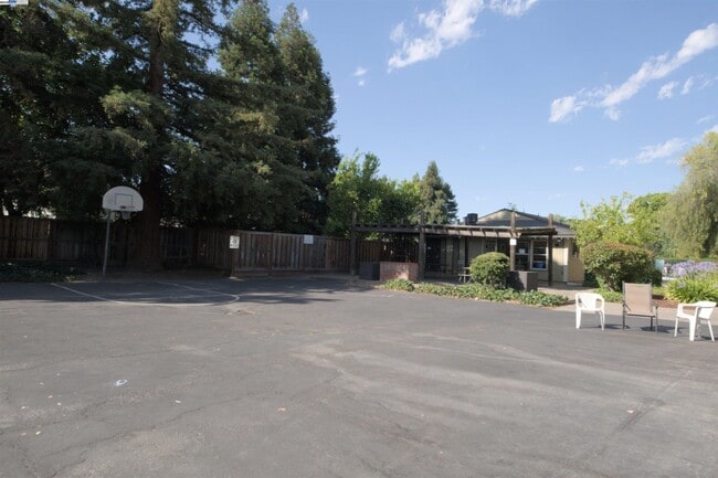Building Photo - 1060 Oak Grove Rd