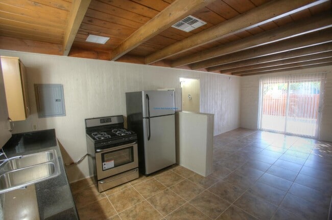 Building Photo - 1242 N Roberts Way