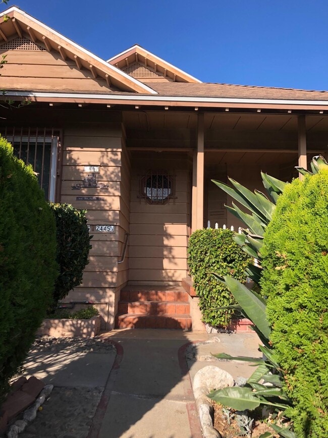 Building Photo - 2447 Malabar St